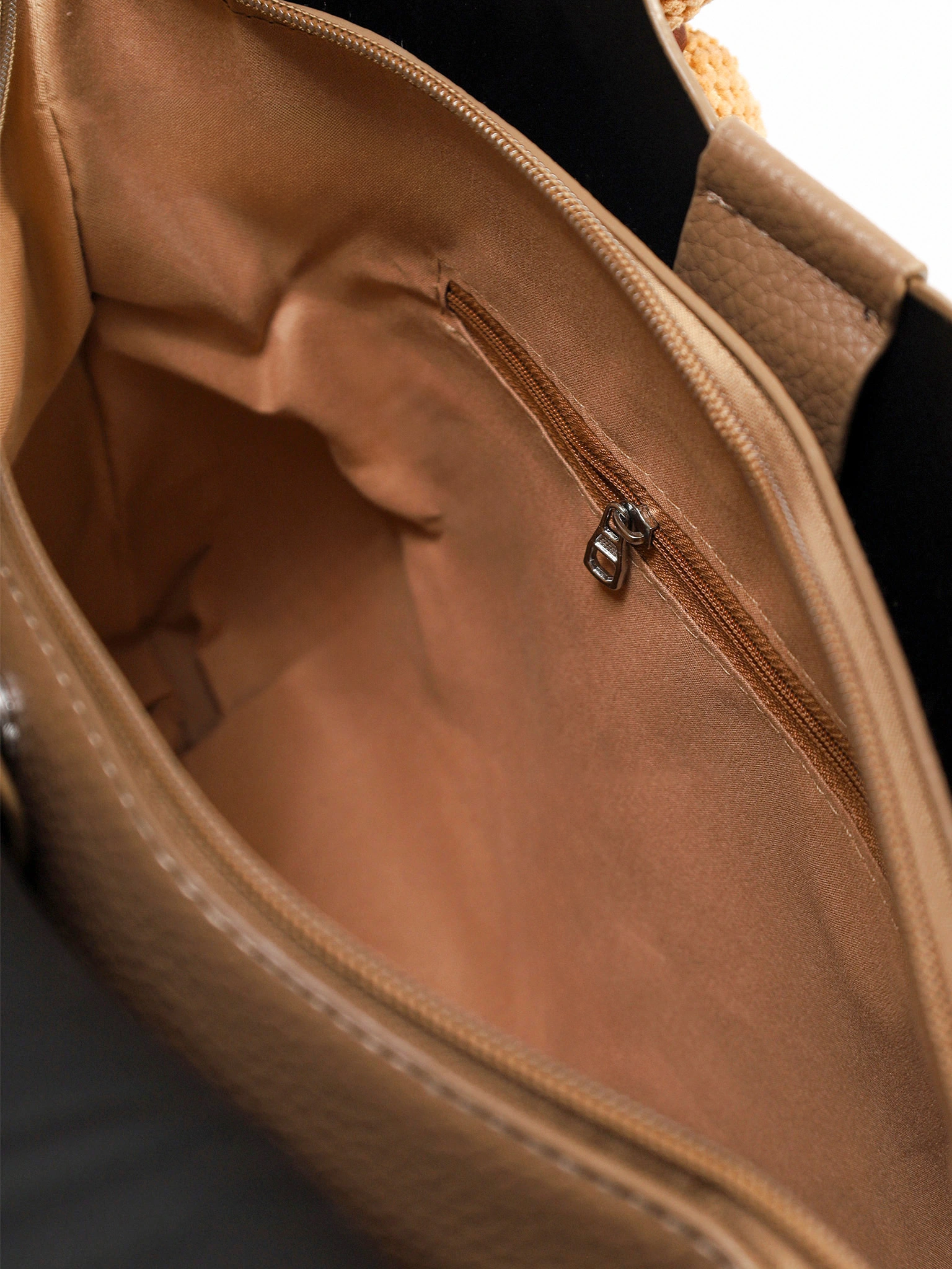 Сумка-тоут с плоскими ручками с брелком-медвежонок в ассортименте